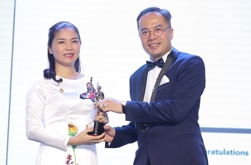 Bà Trần Thị Mỹ Hạnh - Phó tổng giám đốc Tập đoàn Sun Group, đại diện nhận giải thưởng 50 doanh nghiệp có môi trường làm việc tốt nhất châu Á 2019 từ ông William Ng - Tổng biên tập tạp chí HR Asia
