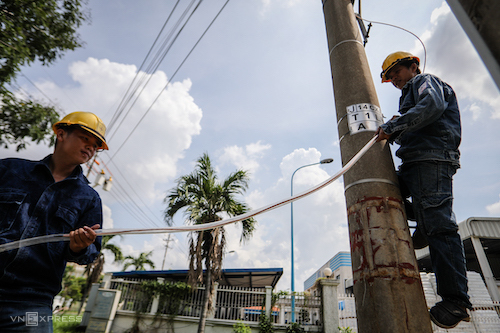 Công nhân Điện lực TP HCM sửa chữa điện tại KCX Tân Thuận. Ảnh: Thành Nguyễn