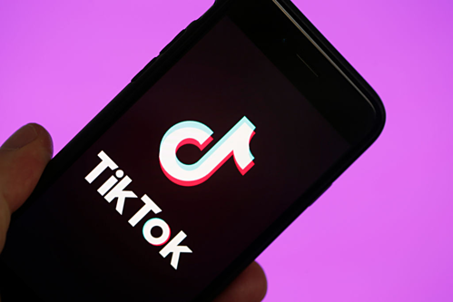 Logo TikTok hiện trên màn hình một chiếc IPhone. Ảnh: AFP