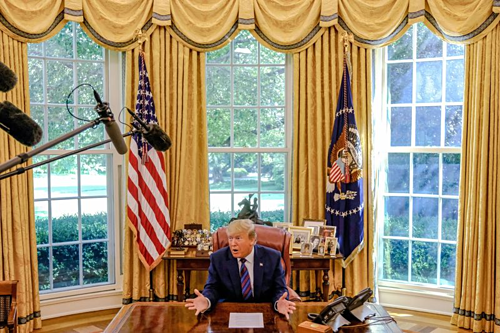 Tổng thống Mỹ Donald Trump tại Phòng Bầu dục hôm qua. Ảnh: Bloomberg