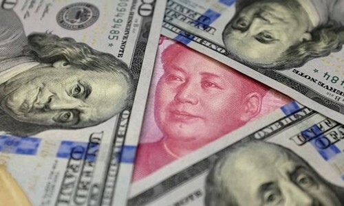 Đồng đôla Mỹ và Nhân dân tệ Trung Quốc. Ảnh: Reuters