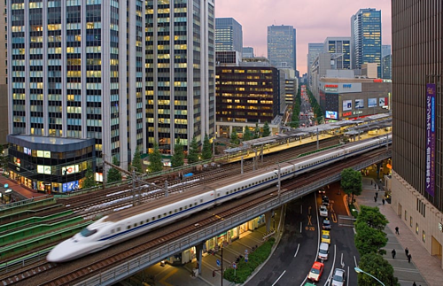 Tàu Shinkansen chạy qua trung tâm Tokyo. Ảnh: Guardian