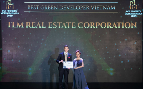 Bà Nguyễn Thị Thanh Tú - Chủ tịch HĐQT Tập đoàn TLM nhận hai giải thưởng Nhà phát triển bất động sản xanh tốt nhất Việt Nam 2019 và Doanh nghiệp thực hiện trách nhiệm xã hội tốt nhất Việt Nam 2019.