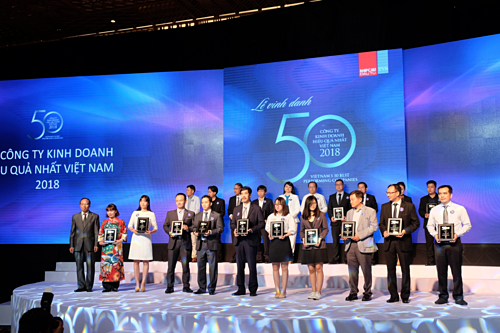 Đại diện Vietcombank khu vực phía Nam (thứ 3 từ trái sang) nhận biểu trưng Top 50 công ty kinh doanh hiệu quả nhất Việt Nam.