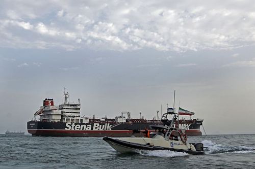 Xuồng tuần tra của Iran cạnh tàu dầu bị bắt - Stena Impero. Ảnh: AFP