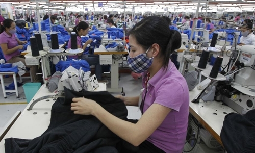Công nhân trong một nhà máy may ở ngoại thành Hà Nội. Ảnh: Reuters