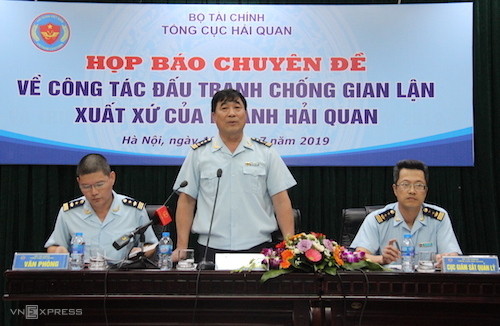 Ông Nguyễn Phi Hùng (giữa) - Cục trưởng Cục Điều tra chống buôn lậu (Tổng cục Hải quan). Ảnh: H.Thu