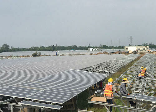 Công nhân lắp tấm pin mặt trời tại một dự án ở Long An. Ảnh: H.Thu