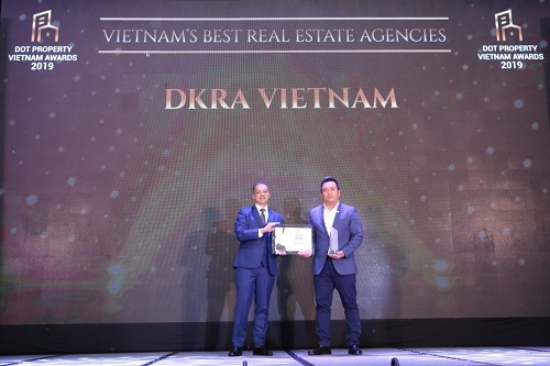 Ông Phạm Lâm - CEO DKRA Vietnam (phải) đón nhận giải thưởng