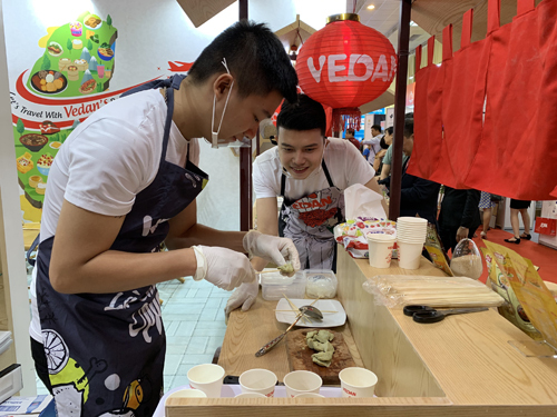 Các nhân viên của Vedan thực hiện các món ăn đặc trưng của Đài Loan.