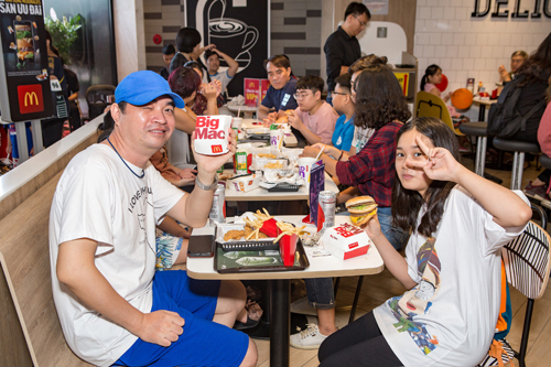 Khách hàng hứng thú trải nghiệm Burger Big Mac với công thức nguyên vẹn 50 năm tuổi