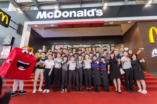 Đội ngũ nhân viên McDonalds Việt Nam cùng lãnh đạo trong ngày khai trương McDonalds Thái Hà