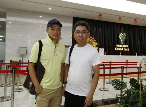 Ông Fong Tat Wing (bên trái), nhà đầu tư đến từ Hồng Kông, đang tìm hiểu về Vinhomes Grand Park