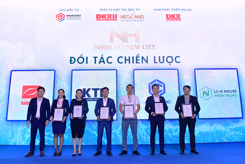 Ông Nguyễn Hoàng Sơn - Phó tổng giám đốc Kinh doanh Tiếp thị Công ty CP Bất động sản Danh Khôi (trái) trao chứng nhận cho đối tác chiến lược.