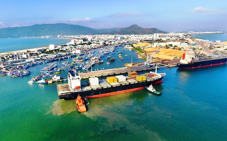 Cảng Quy Nhơn, một trong những cảng quốc tế quan trọng ở miền Trung. Ảnh: Nguyễn Dũng.