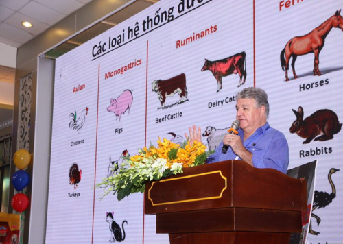 Chuyên gia về dinh dưỡng Peter Robson chia sẻ cách chăm sóc thú cưng.