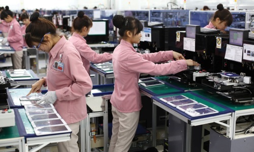Sản xuất điện thoại di động tại Công ty Samsung Việt Nam. Ảnh: AP