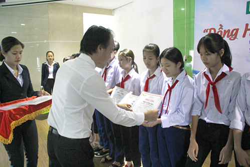 Trong 12 năm qua, Long Hậu đã trao hơn 2.500 phần học bổng cho học sinh tỉnh Long An.