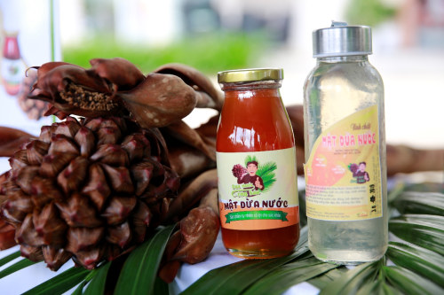 Nhiều sản phẩm có nguồn gốc thiên nhiên cũng được giới thiệu tại Ngày hội, như mật dừa nước, mật ong, dầu dừa nguyên chất, xà phòng dừa ....