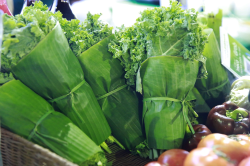Một gian hàng tham gia Ngày Hội Xanh Phú Mỹ Hưng hưởng ứng phong trào sống xanh bằng cách dùng là chuối để gói rau, thay cho việc sử dụng túi ny lon