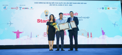 Phó Chủ Tịch Công ty TNHH Khu Du Lịch Vịnh Thiên Đường (ngoài cùng bên trái) trao phần thưởng chuyến đi tới Israel cho đội thi xuất sắc.