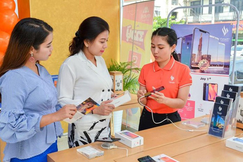 Khách hàng tìm hiểu điện thoạiVinSmart tại một cửa hàng bán lẻ tại Hà Nội.