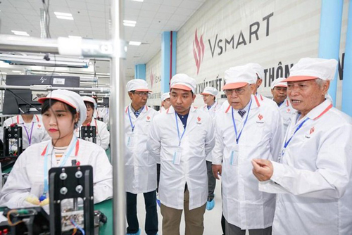 Ông U Tin Maung Tun (thứ hai từ phải sang) cùng thành viên đoàn công tác thăm dây chuyền tại nhà máyVinSmart.