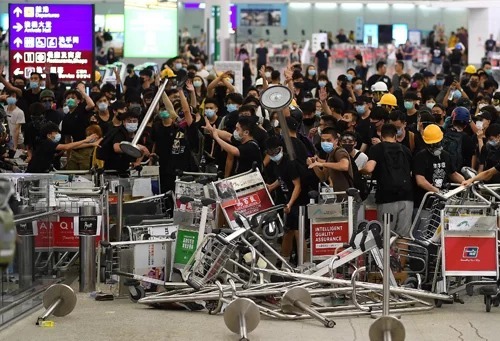 Biểu tình tại sân bay Hong Kong hôm 13/8. Ảnh: AFP