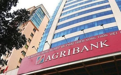 Bên ngoài trụ sở Agribank tại Hà Nội.