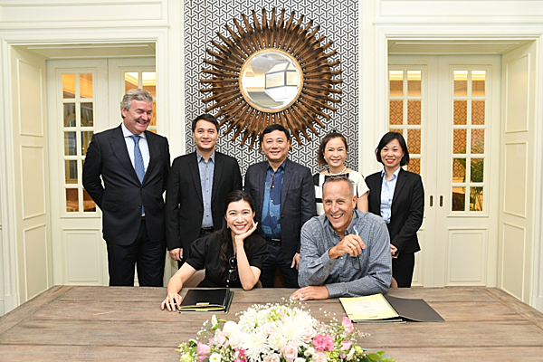 Bà Nguyễn Ngọc Mỹ - Giám đốc điều hành CTCP Đầu tư Alphanam và Kiến trúc sư Bill Bensley ký hợp đồng dịch vụ thiết kế dự án JW Marriott Sapa Resort. 