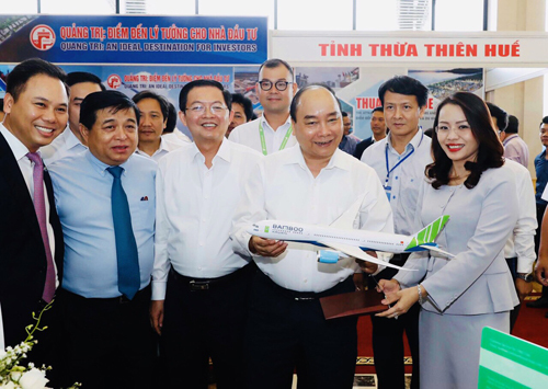 Thủ tướng Chính phủ thăm gian hàng của hãng hàng không Bamboo Airways tại Hội nghị. Ảnh: TTXVN.