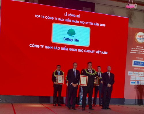 Đại diện công ty Cathay (đứng giữa hàng trên) nhận giải thưởng tại buổi lễ.
