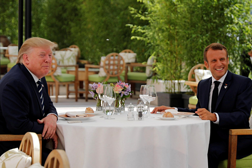 Tổng thống Mỹ Donald Trump và Tổng thống Pháp Emmanuel Macron hôm qua. Ảnh: Reuters