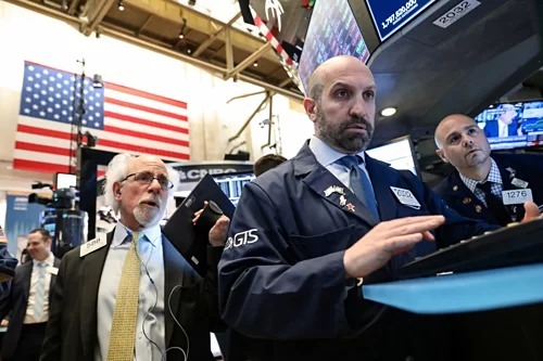 Nhân viên giao dịch trên sàn chứng khoán New York. Ảnh: Reuters