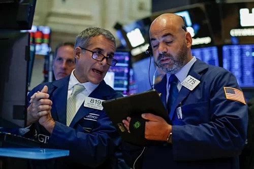 Nhân viên giao dịch trên sàn chứng khoán New York. Ảnh: Reuters