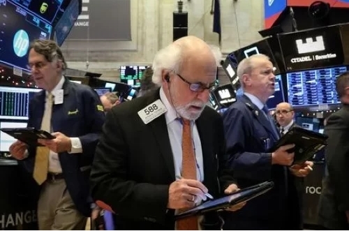 Các nhân viên giao dịch trên sàn chứng khoán New York (NYSE). Ảnh: Reuters