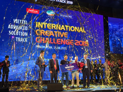 Ông Cao Anh Sơn, Tổng Giám đốc Viettel Telecom- Trưởng ban Tổ chức cuộc thi trao giải thưởng cho đội đoạt giải Nhất VVN (Việt Nam).