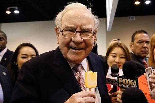 Warren Buffett trong một buổi đại hội cổ đông của công ty. Ảnh: WSJ