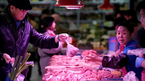 Một quầy bán thịt heo tại Bắc Kinh. Ảnh: Reuters
