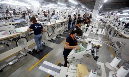 Công nhân làm việc trong một nhà máy may. Ảnh: Reuters