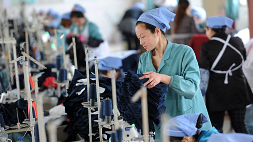 Một doanh nghiệp dệt may Trung Quốc. Ảnh: AFP