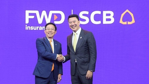 Ông Huỳnh Thanh Phong và đại diện Ngân hàng thương mại Siam trong lễ ký kết.