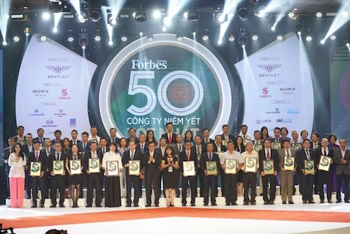 Đại diện 50 doanh nghiệp niêm yết tốt 2019 nhận giải thưởng tại lễ vinh danh.