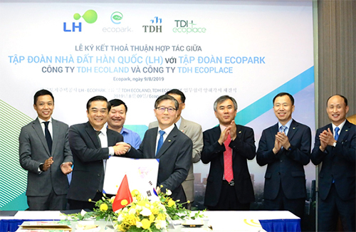 Ông  Byeon Chang Heum – Giám đốc điều hành Tập đoàn LH (phải) và ông Nguyễn Công Hồng- P.TGĐ Tập đoàn Ecopark kiêm TGĐ Công ty CP Đầu tư và phát triển đô thị TDH Ecoland ký kết thỏa thuận hợp tác.