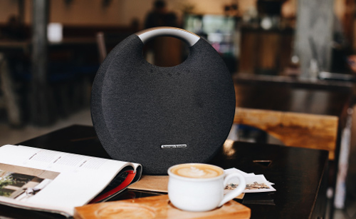 Harman Kardon Onyx Studio 6 là mẫu loa di động sang trọng với âm thanh đỉnh cao dành cho gia đình bạn