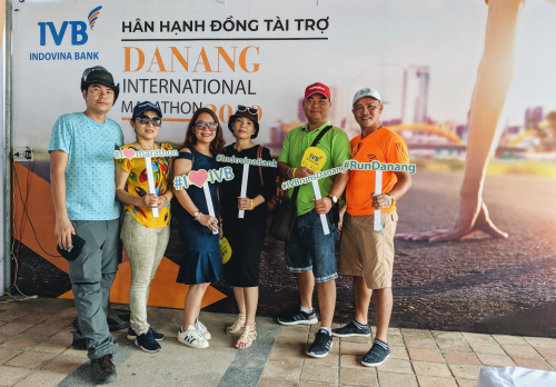 Gian hàng của  Indovina Bank thu hút các runner tại  Marathon quốc tế Đà Nẵng