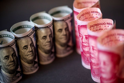 Đồng đôla Mỹ và nhân dân tệ Trung Quốc. Ảnh: Bloomberg