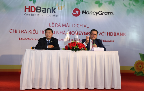 Đại diện MoneyGram (phải) và HDBank (trái) trả lời câu hỏi báo giới tại họp báo hôm 28/8