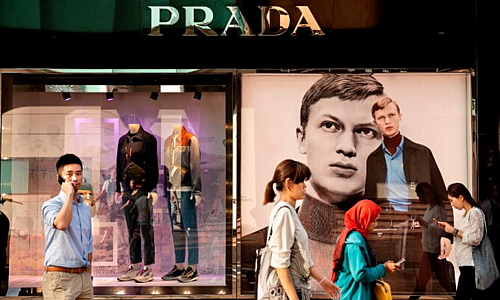 Bên ngoài một cửa hàng của Prada tại Hong Kong (Trung Quốc). Ảnh: AFP