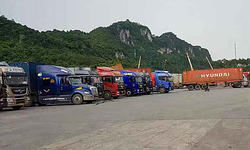 Các container hàng của đơn vị nhập khẩu từ Trung Quốc về Việt Nam nằm chờ tại cửa khẩu tại Lạng Sơn. Ảnh: Thanh Tuyền